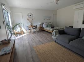 The Duck House Rural and close to main town, отель в городе Кингскот