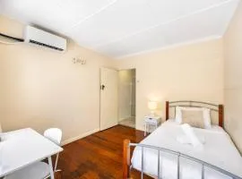 Cozy Studio near UQ Walk to Shops and Transit