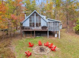 Wooded Chalet w Hot Tub & Indoor Pool, Gym Access, hotel i Hedgesville