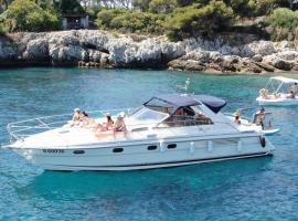 Boat with Jacuzzi - Bateau avec Jacuzzi, hotel en Mandelieu-la-Napoule