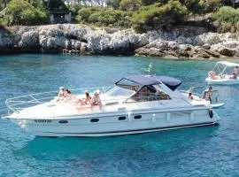Boat with Jacuzzi - Bateau avec Jacuzzi