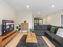 Tranquil 4BR Home Near Parks Shops and Nature Trails: Cornubia Park şehrinde bir otel