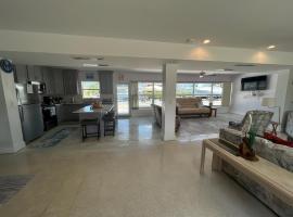 Comfortable, Spacious 3-BR, 2-BA-1 level home- DEEP dock on canal, Islamorada, hotel em Islamorada