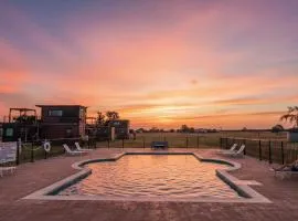 New Pool, Cornhole, Patio, Hot Tub & Pickleball