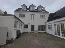 Hullidays 4 bed Hessle House