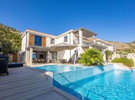 Luxury Villa Anna with private pool & Jet pool near Dubrovnik, viešbutis mieste Ivanica