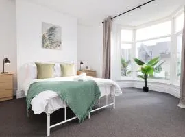 Spacious 6-Bed Home for Work Crews & Groups