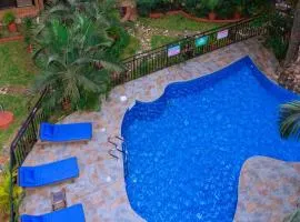 LUXOR GARDEN, Free Pool & Gym, 10mins from Airport, 24-7 Security, Backup Power