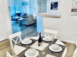 Coastal Condo with pool, minutes from beach，位于圣西蒙斯岛的酒店