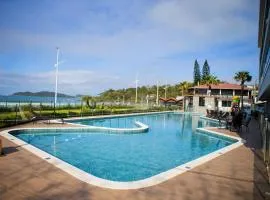 Condomínio Frente Mar com Piscina Climatizada