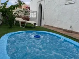 Apartamento con jardín y pequeña piscina privada para refrescarse