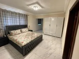 3 Bed Apartment Sleeps 6 - Parking Patio Wifi
