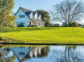 The Pond House by Homello Spacious Country Retreat with Pool & Pond, hotel em Karaka