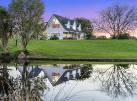 The Pond House by Homello Spacious Country Retreat with Pool & Pond