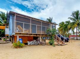 Jack at Carol's Cabanas -Gold Standard Certified، كوخ في بلاسينسيا فيليدج