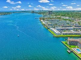 Contemporary Waterfront Condo, condo in North Palm Beach