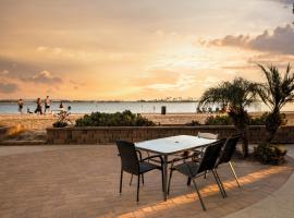 Beach Front Bungalow At Pacific Beach, bungalow in San Diego