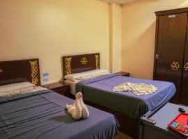 Pyramids & SphinX Hut HoteL