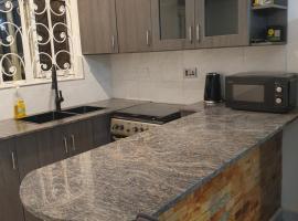 Big H Apartments - 2 bedrooms - 2 bathrooms - Sittingroom - kitchen - free parking- free wifi - Fully furnished, hotel in Kitende