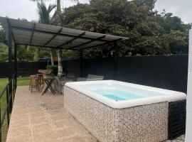 Las Guias Cabaña Privada, hotel met hottubs in Río Hato