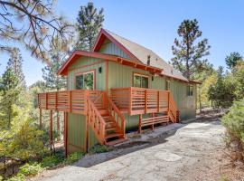 Deck and Views Modern Cabin Near Lake Arrowhead!, hotel v destinaci North Shore