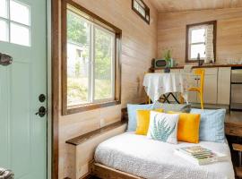 Tiny house on Flower Farm in downtown Atlanta, domek nebo chatka v destinaci Atlanta