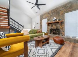 Heritage Haus - Luxe 2BR w Deck, Pets OK, Wi-fi, Near Marietta Sq, hotel in Marietta