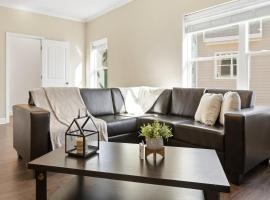 Modern Comfort and Resort Style Living Near CU, hotel v destinaci Sunny Acres