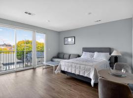 Stylish Downtown Escape Near IU and Cafes, Hotel in Bloomington