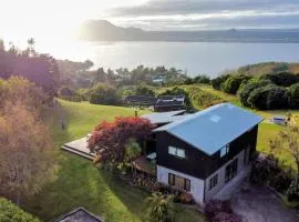 Stunning panoramic Lakeview , spa pool & privacy
