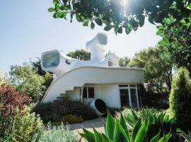 Unique Sculptured House with Private Beach Access, hotel in La Selva Beach