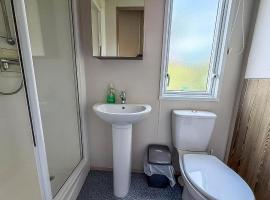 Wonderful 6 Berth Caravan For Hire At Manor Park, Hunstanton, Norfolk Ref 23028S, hotel in Hunstanton