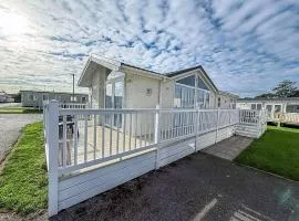 Stunning Lodge With Decking At Manor Park Near Hunstanton Beach Ref 23066W