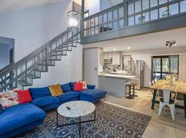 4BD Cabin in the Poconos Near Lake with Hot Tub, Sauna, Game Room and Movie Room，位于东斯特劳兹堡的酒店