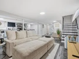 Airport Haven - Cozy 2BR Apt 5 Min Away