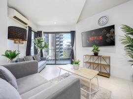 Dominiks spacious classic family VIP 1 Bedroom Tambuli Balcony Pool Beach, ξενοδοχείο σε Lapu Lapu City