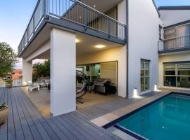 Luxury Golf Estate Getaway, hotel in Centurion