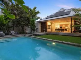 Alpha Luxe - Pet Friendly Luxury Home and Heated Pool