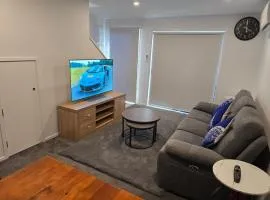 Modern 3-Level City Apartment Prime Cashel Street