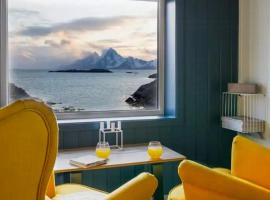 1950S Functionalist Cabin With Vågakallen Views, ξενοδοχείο σε Vadsø