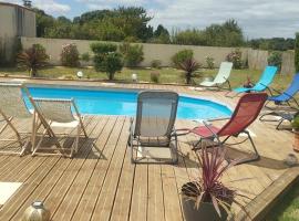 maison de vacances de 16 a 22 personnes, ξενοδοχείο σε Gémozac