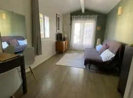 Studio indépendant avec terrasse dans propriété campagne Aixoise