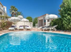 Luxury Villa with Jacuzzi in Les Issambres, hotel in Les Issambres