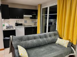 Appartement détente, piscine - sauna - vue sur le golf, ξενοδοχείο σε Levernois