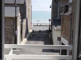 Maison 50m de la mer parking privé, hotel in Cancale