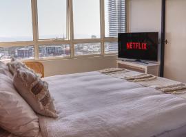 Luxury Views King Ensuite Pool Theatre Mini Golf, Hotel in Gold Coast