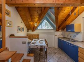 Romantic Hideaway with Mountain View and Hiking Trails, Hotel in Terzels