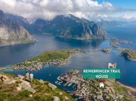 Reinebringen Trail House, hotel in Moskenes