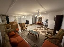 Warm, cosy, prime location, friendly, spacious,, Hotel in Kairo
