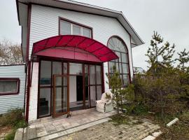 Уютный коттедж с мангалом и казаном - 8 минут до пляжа, hotel em Borovoe